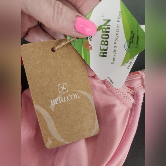 Berlook Red & Pink Floral Bikini Top | Adjustable | Size M | NWT - Picture 3 of 4